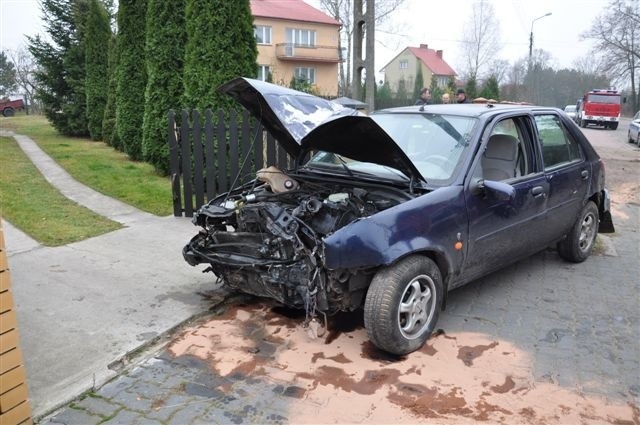 Za kierownicą rozbitego forda jechał 31-letni Paweł S. Mężczyzna był kompletnie pijany