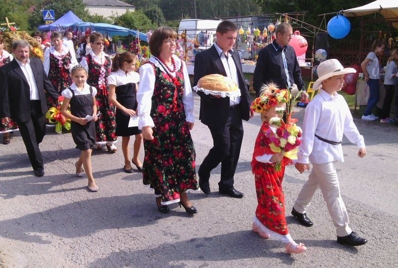 Zgodnie z tradycja odpust i dożynki parafialne odbywają się...