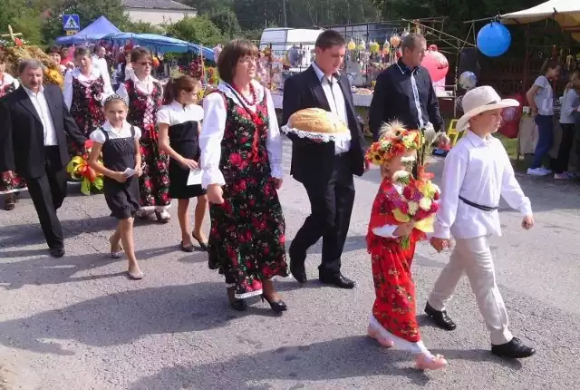 Zgodnie z tradycja odpust i dożynki parafialne odbywają się w Szarbkowie w każdą druga niedziele września a rozpoczyna je dożynkowy korowód sprzed figurki matki Boskiej do miejscowej kaplicy.