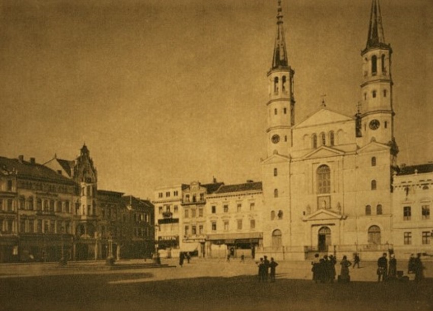 Stary Rynek z kościołem w zachodniej pierzei.