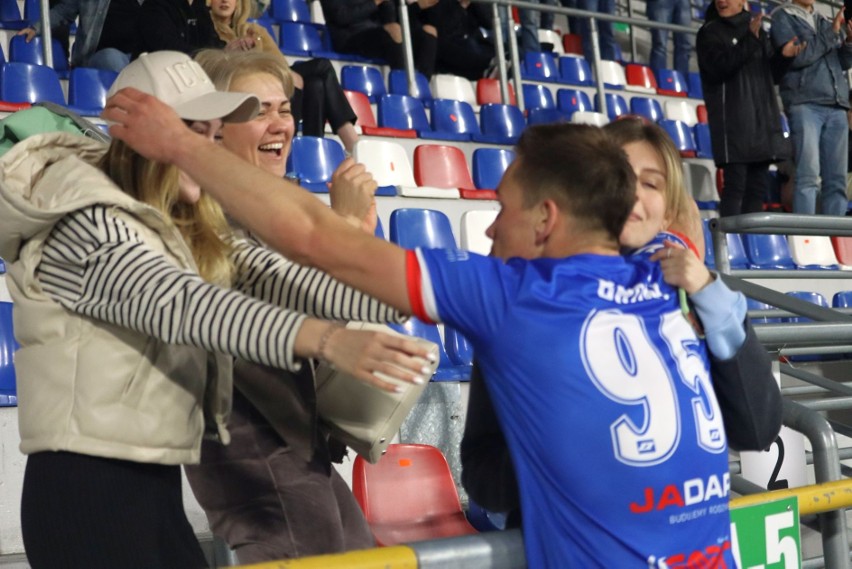 Wzruszająca chwila na meczu Broni Radom. Ukrainiec Dima Prikhna strzelił gola, pobiegł przytulić mamę. Polały się łzy. Zobacz zdjęcia 