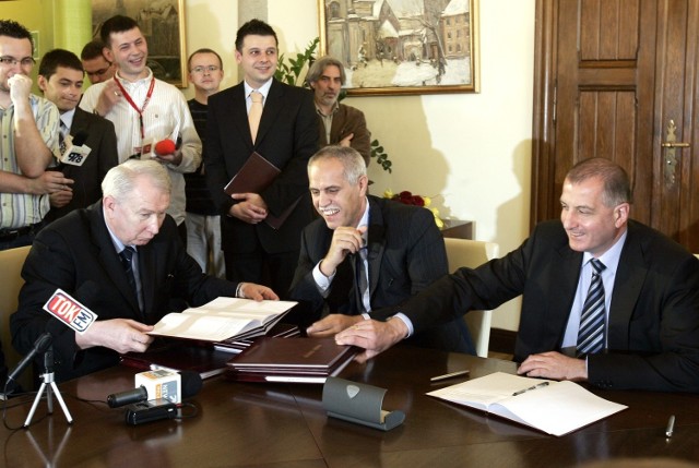 Włodzimierz Patalas (z lewej) w towarzystwie Zygmunta Solorza i Rafała Dutkiewicza. Jeszcze w dobrych humorach - przy podpisywaniu umowy