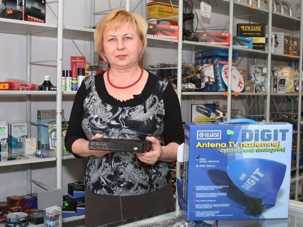 Bożena Sędrowska ze sklepu SC Cema przy ulicy Waryńskiego w Radomiu prezentuje dekoder i antenę &#8211; sprzęt, w który muszą się wyposażyć posiadacze starszych telewizorów, aby odbierać "cyfrę&#8221;.