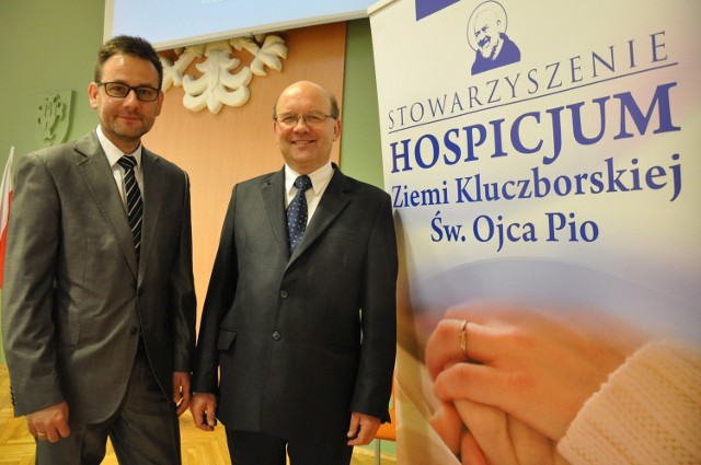 Na zdjęciu od lewej: prezes Hospicjum Ziemi Kluczborskiej Sławomir Kołecki i lekarz Janusz Cholewiński.