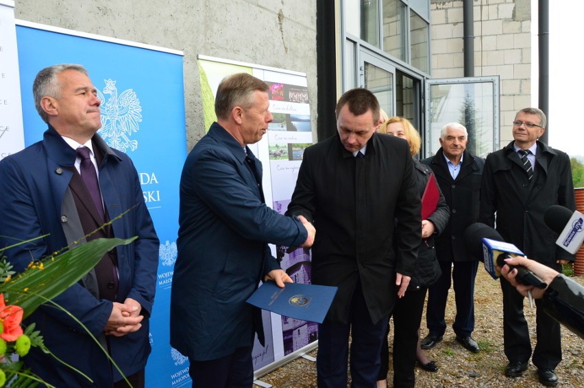 Dziekanowice. Wojewoda przekazał burmistrzowi promesę na dokończenie szkoły [ZDJĘCIA, WIDEO]