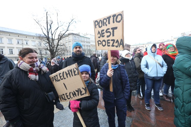 Wspólne śpiewanie szant pod Wieżą Ratuszową na Rynku Głównym