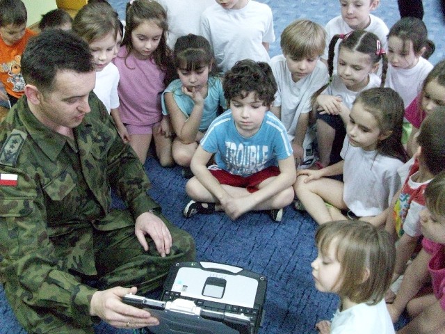Żołnierz m.in. pokazywał przedszkolakom  niewypały i tłumaczył na czym polega praca sapera