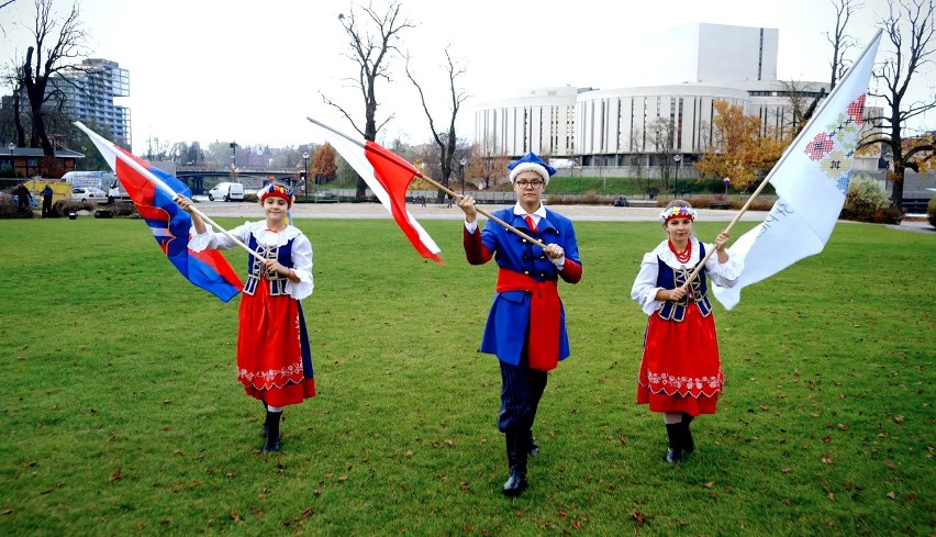 Tak prezentował się Zespół Pieśni i Tańca „Płomienie” w...