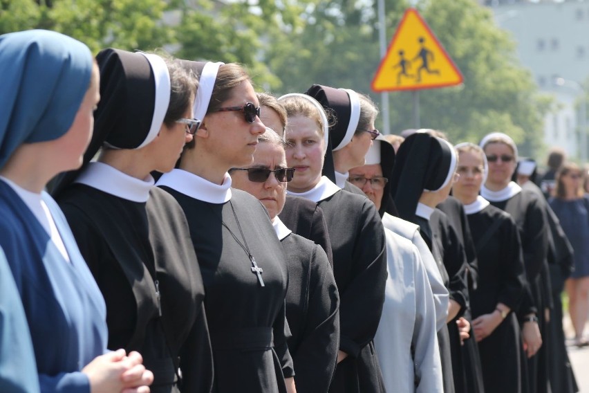 Boże Ciało 2018 w Kielcach. W procesji wzięły udział tłumy kielczan [ZDJĘCIA]
