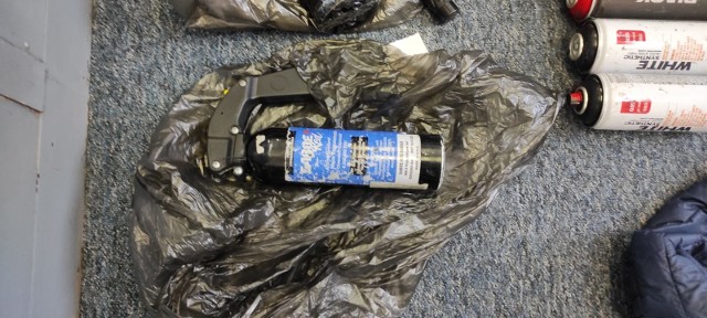 W samochodzie policjanci znaleźli maczetę, kilka buteleczek z gazem obezwładniającym oraz puszki z farbami w sprayu
