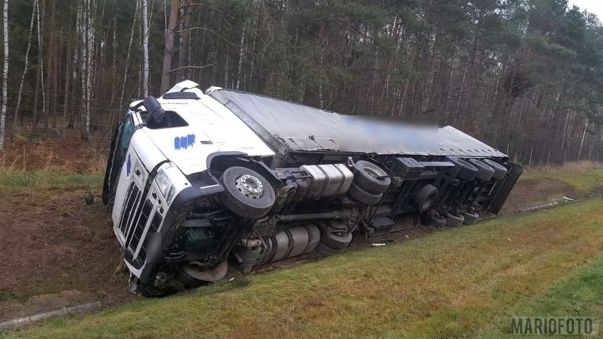Kolizja pod Opolem. Ciężarówka wypadła z autostrady.