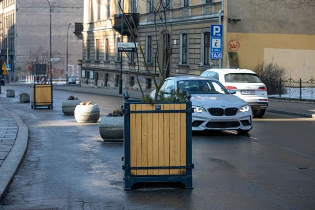 Pod Wawelem ustawiono donice z krzewami i kwiatami, co spowodowało, że jest mniej miejsca dla samochod&oacute;w.