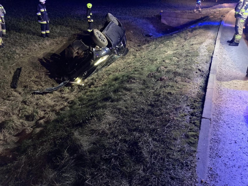 Kierowca toyoty wypadł z drogi i dachował w rowie.