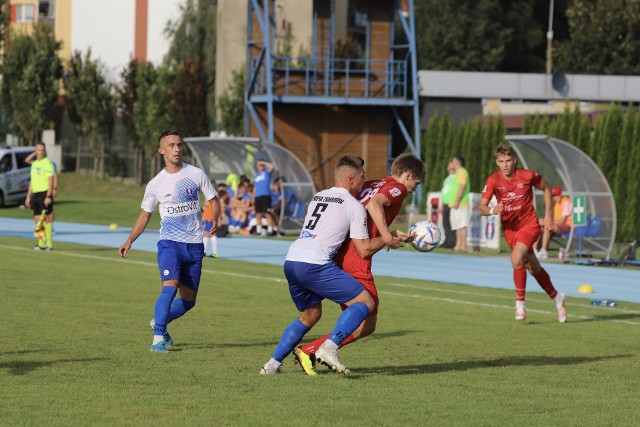Piłkarze Olimpii Zambrów (na biało-niebiesko) efektownie wygrali z Pilicą Białobrzegi 4:0