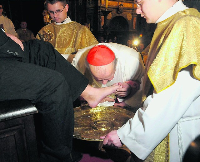 W geście pokory kapłani obmywają wiernym stopy