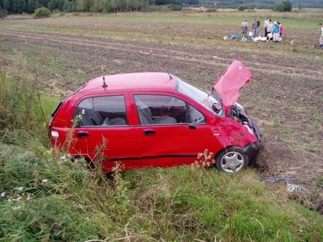 Daewoo matiz dachował w Maciejowicach. Kierująca trafiła do szpitala.