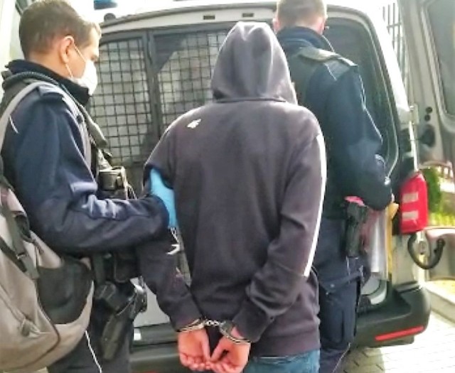 Policjanci zatrzymali 19-latka podejrzanego o kradzież samochodu