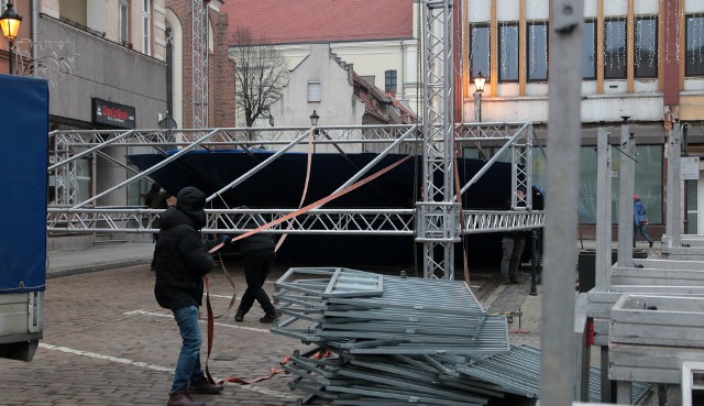 Trwają prace na grudziądzkim rynku przygotowujące do jutrzejszego powitania Świętego Mikołaja, który przybędzie na grudziądzki rynek jutro o godzinie 11:00