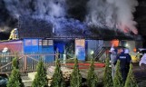 Pożar budynku w Sosnowicach, w gminie Brzeźnica. Straty wyniosły ponad 200 tysięcy złotych. ZDJĘCIA