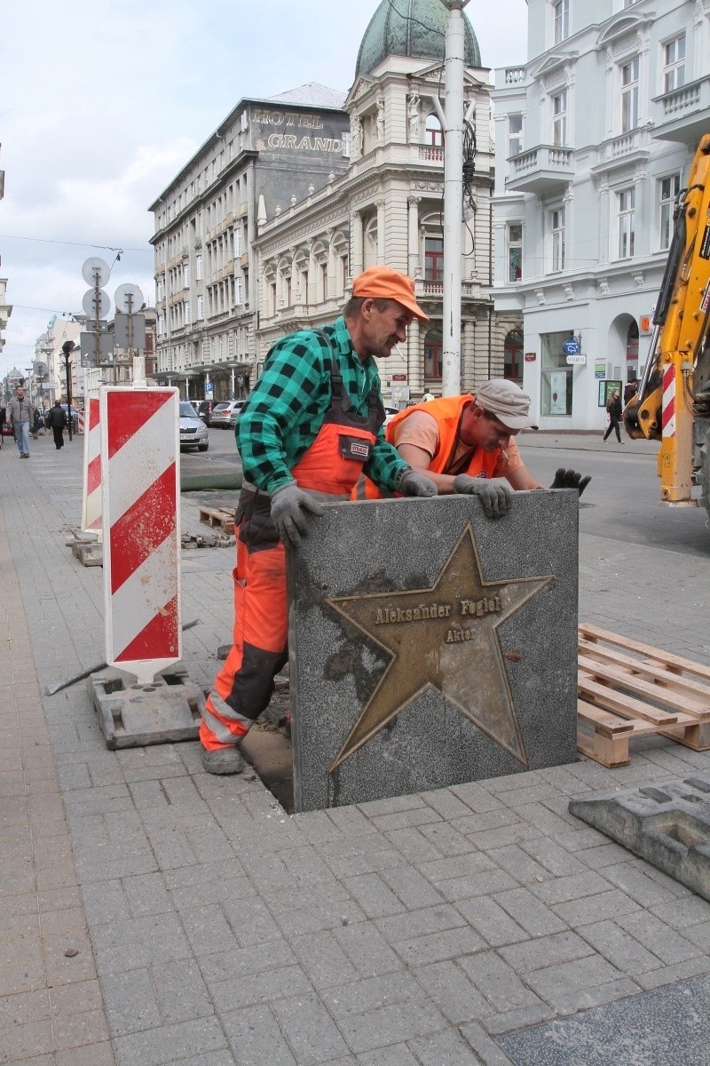 Z Piotrkowskiej znikają gwiazdy. Ruszył remont kolejnego odcinka [zdjęcia]