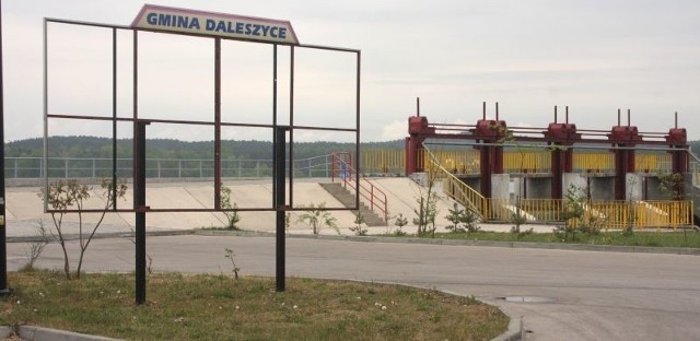 W Borkowie, gmina Daleszyce wita gości pozostałościami po tablicy reklamowej