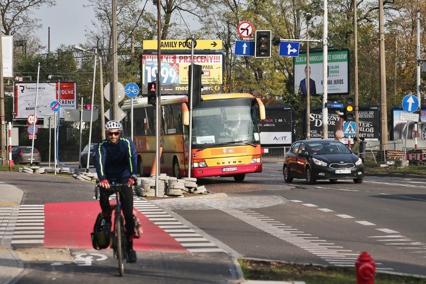 Hubska zamknięta na rok. Rozpoczyna się budowa torowiska [OBJAZDY, ZDJĘCIA]