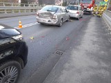 Trasę Mszana Dolna - Kraków zablokował wypadek w Kasince Małej. Zderzyły się trzy auta
