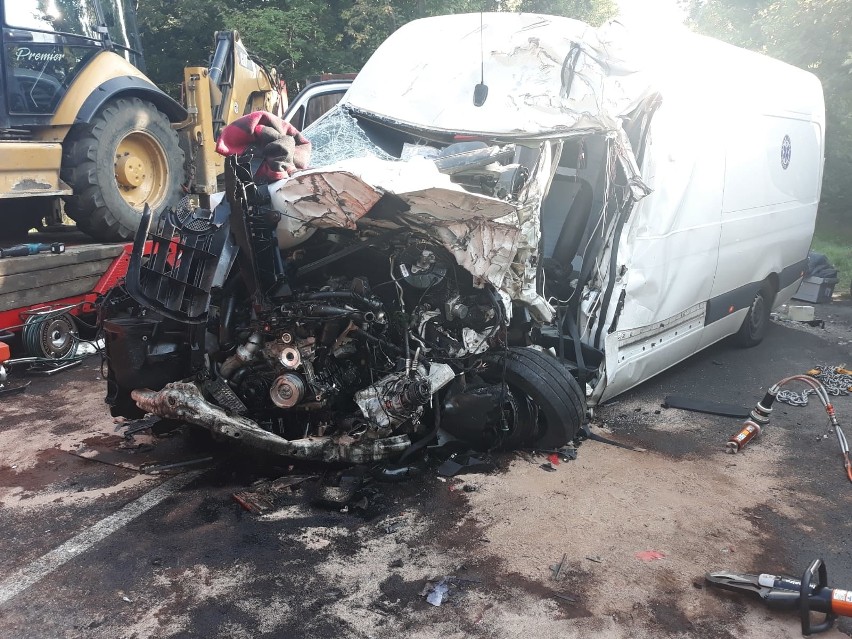 Wypadek w Skotnikach. Zderzenie czołowe lawety i busa...