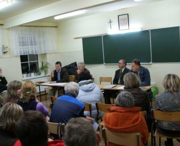 Wczoraj (4 grudnia) w Gałążczycach odbyło się spotkanie radnych, burmistrza, Zarządu Szkół i związków z protestującymi rodzicami.