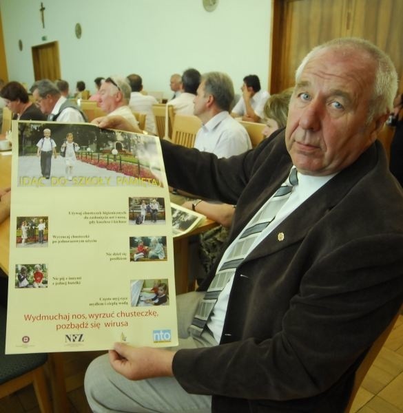 Józef Swaczyna, starosta strzelecki, pokazuje jeden z plakatów, który powiesi m.in. w swoim urzędzie.