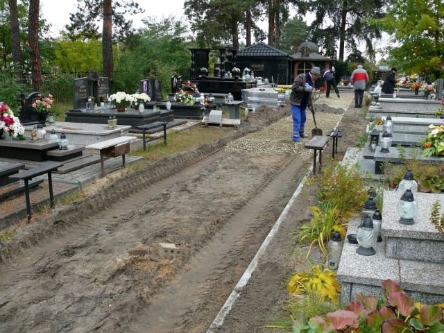 Budowa wykładanej betonowymi kostkami alejki od „cygańskich grobów” wzdłuż ulicy Bojanowskiej to końcowy etap modernizacji w tym roku