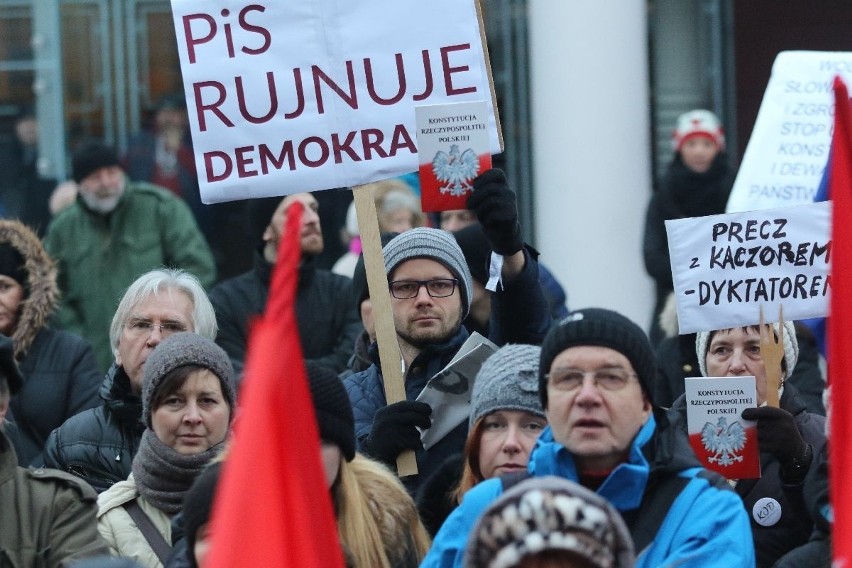 Protest w Kielcach przeciwko rządowi: -  To już przechodzi wszelkie granice