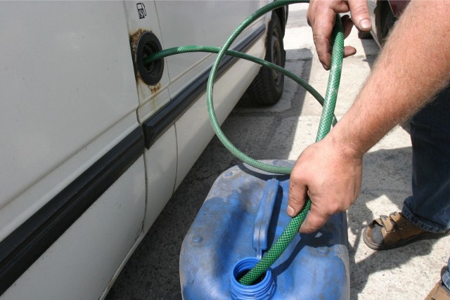 Złodzieje kradli paliwo z aut w okolicach Golubia-Dobrzynia