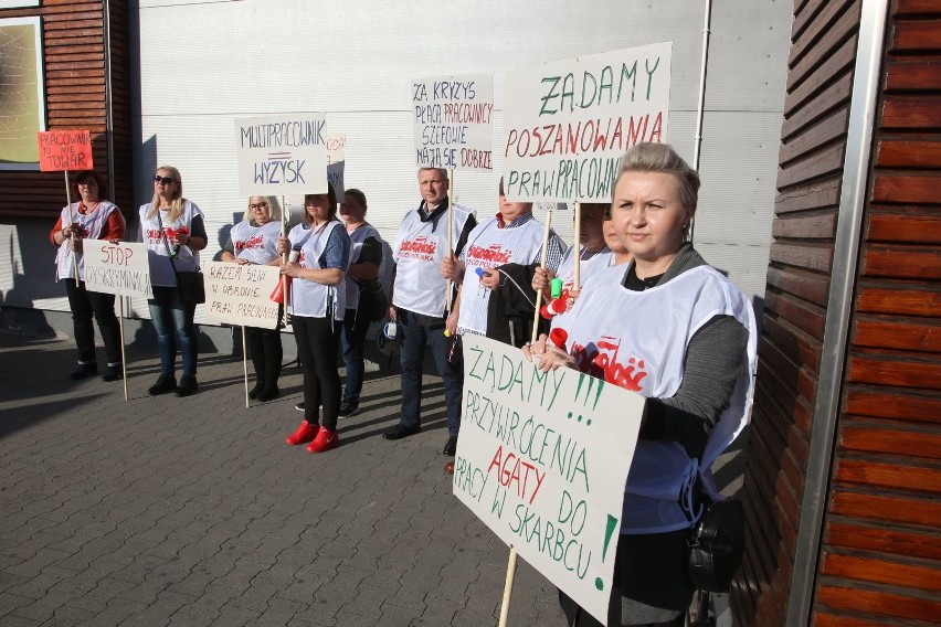 Kilkadziesiąt osób pikietowało przed rzeszowskim...