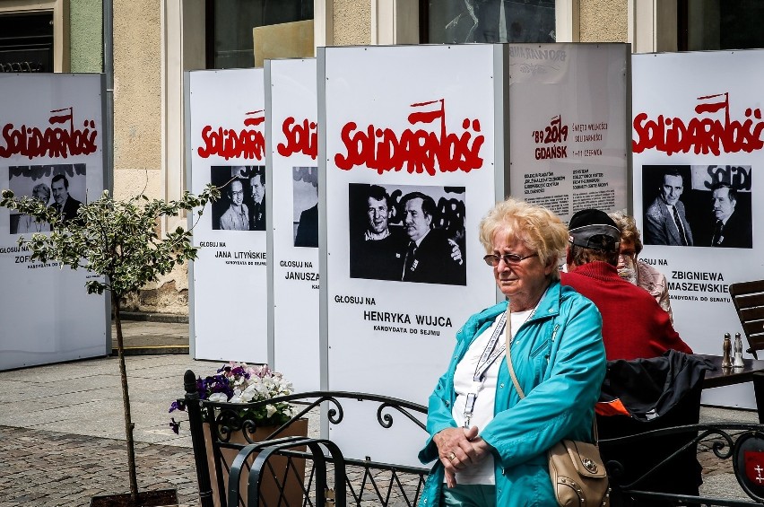 Święto Wolności i Solidarności w Gdańsku. Wystawa "Drużyna Lecha" na ul. Długiej. Kolekcja plakatów wyborczych 