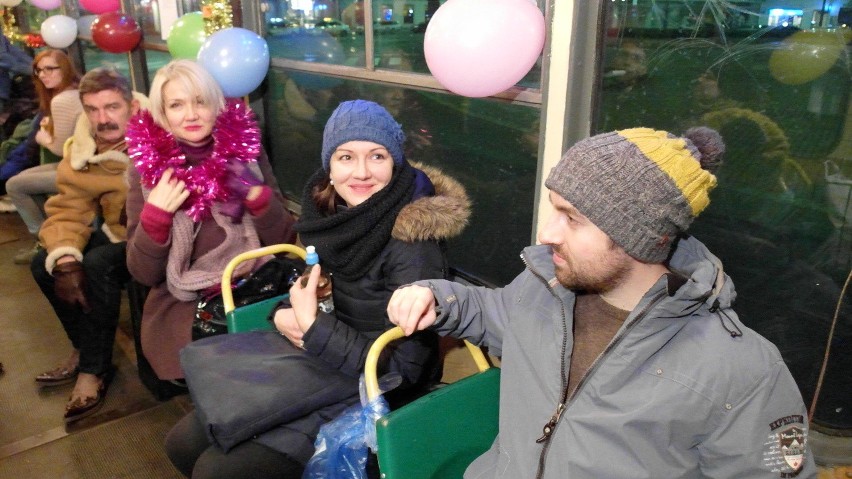 Sylwester 2015 w łódzkim tramwaju. Bawią się i zwiedzają Łódź [ZDJĘCIA]
