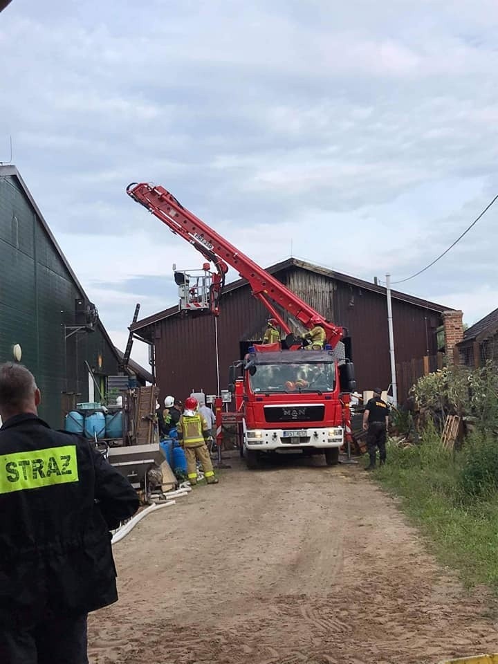 Koryciny. Pożar hali produkcyjnej w regionie. 10 zastępów walczyło z ogniem [ZDJĘCIA]