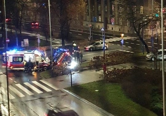 Kraków. Na al. Słowackiego zderzyły się dwie karetki. Co najmniej jedna osoba poszkodowana