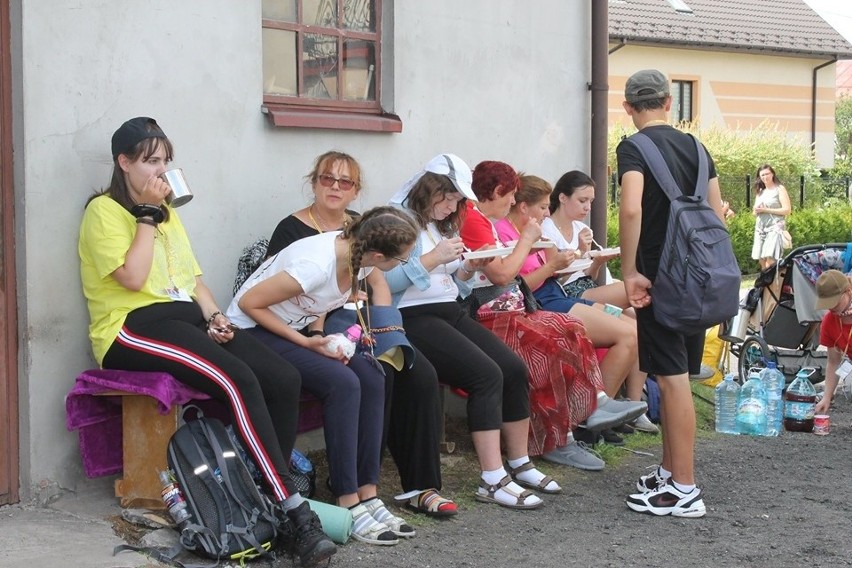 Pielgrzymi w drodze. W piątek przeszli przez gminę Smyków. Czekał tam na nich pyszny posiłek [ZDJĘCIA]