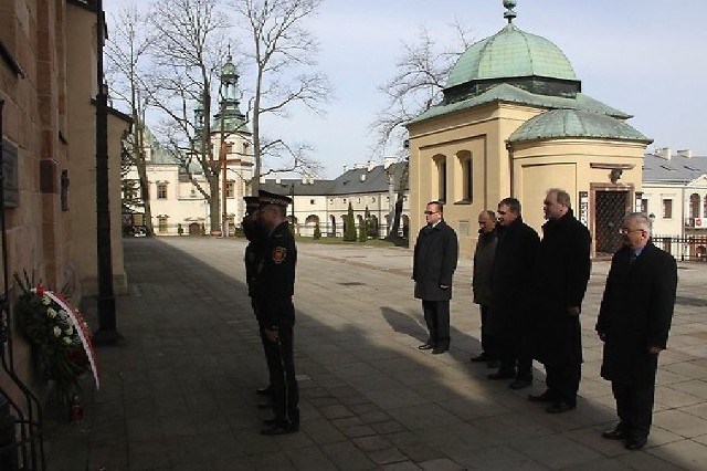 Kwiaty pod tablicą pamięci Przemysława Gosiewskiego składają od prawej wiceprezydent Kielc Tadeusz Sayor, przewodniczący Rady Miasta Kielce Tomasz Bogucki, prezydent Wojciech Lubawski, wiceprezydent Andrzej Sygut, sekretarz miasta Kielce Janusz Koza.