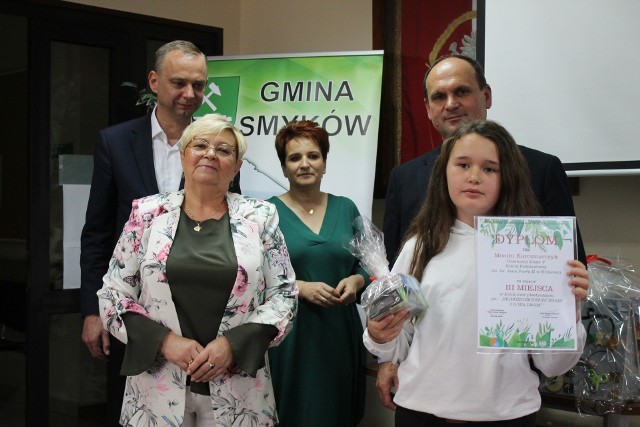 Podczas posiedzenia w Smykowie wręczono nagrody za udział w konkursie ekologicznym