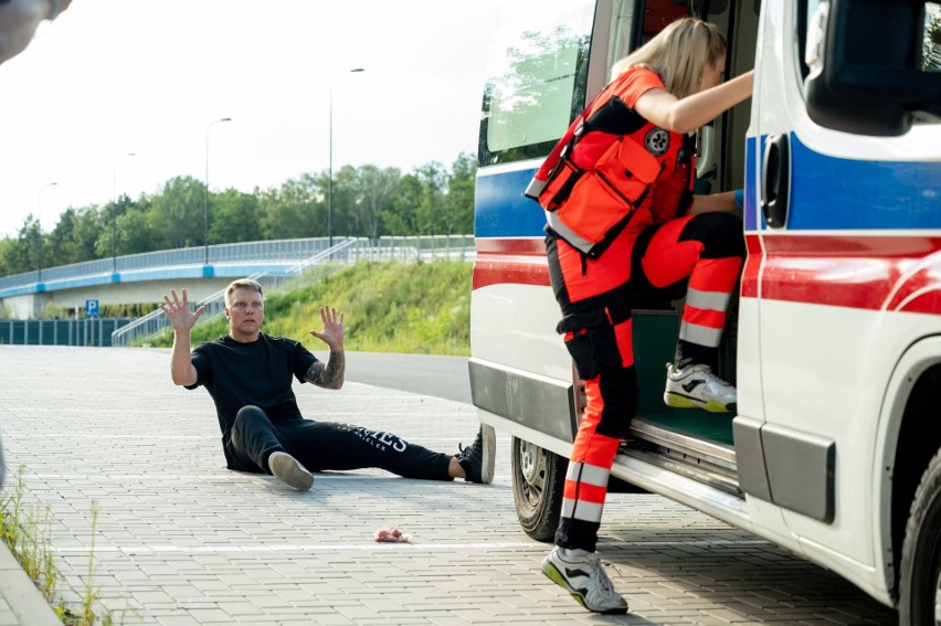 „Na sygnale" odcinek 412. Ratownicy rezygnują z udziału w urodzinach Britney z powodu zmęczenia. Zostaje tylko solenizantka i Benio [STRESZCZENIE ODCINKA]