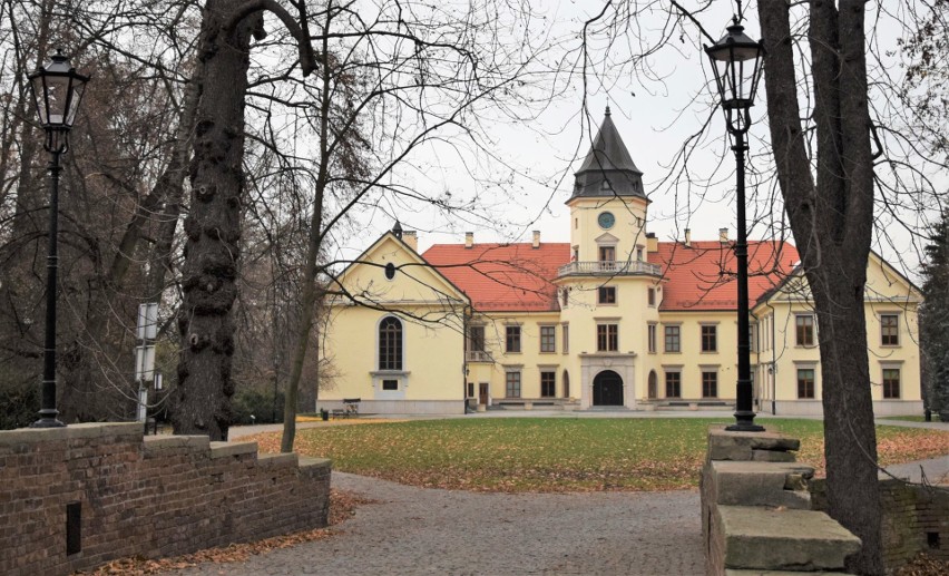 Park dzikowski w Tarnobrzegu. Przedwojenne lampy stojące na...