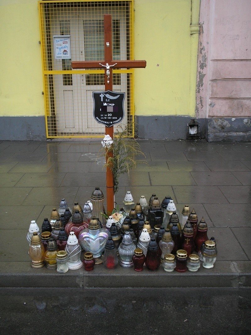 Na ul. Pogonowskiego ktoś postawił cmentarny krzyż i zapalił...