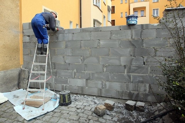 Po opublikowaniu artykułu o spornym murze i wizycie inspektorów budowlanych, wspólnota wynajęła pracownika, który mur skuwa od góry do wysokości 2,20 m.
