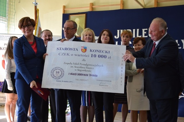 Czek na 10 tysięcy złotych na ręce dyrektor Hanny Rzepki wręczyli starosta Bogdan Soboń z członkami zarządu powiatu i radnymi powiatowymi.