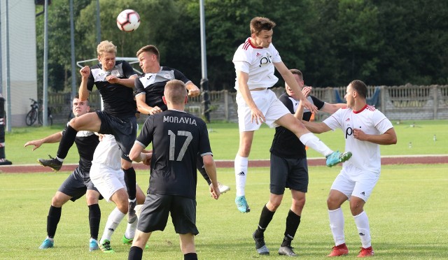 W drugiej kolejce czwartej ligi Moravia Morawica pokonała OKS Opatów 4:0 (3:0). Bramki zdobyli Maciej Horna 30, 60, Łukasz Zawadzki 9, Jakub Rabiej 35. - Szczęśliwa pierwsza bramka po błędzie bramkarza ustawiła mecz. Później kontrolowaliśmy spotkanie. Po przerwie mogliśmy podwyższyć wynik. Mecz wyrównany, ale my zagraliśmy skutecznie - powiedział Krzysztof Dziubel, trener Moravii.Moravia Morawica - OKS Opatów 4:0 (3:0)Bramki: Maciej Horna 30, 60, Łukasz Zawadzki 9, Jakub Rabiej 35.Moravia: P. Kubicki - Wójcik (60. Wysocki), Mateusz Zawadzki, B. Młynarczyk, Woś (70. W. Młynarczyk) - Ł. Zawadzki (75. Terech), K. Kubicki, Rabiej (62. Miszczyk), Michał Zawadzki, Horna (65. Gilewski) - Pryimak.Zachęcamy do obejrzenia zdjęć z tego spotkania.Szczegóły na kolejnych slajdach.(dor)