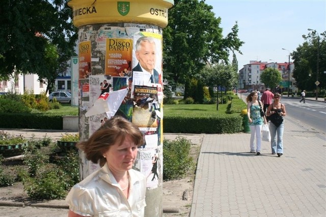 Na słupach ogłoszeniowych w Ostrowi więcej było plakatów J. Kaczyńskiego