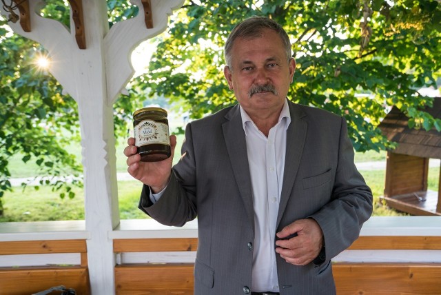 Janusz Kasztelewicz, od 43 lat właściciel „Sądeckiego Bartnika” i już po raz 25 gospodarz  „Biesiady u Bartnika”, dorocznego święta producentów i miłośników miodu ze słoikiem spadziowego przysmaku