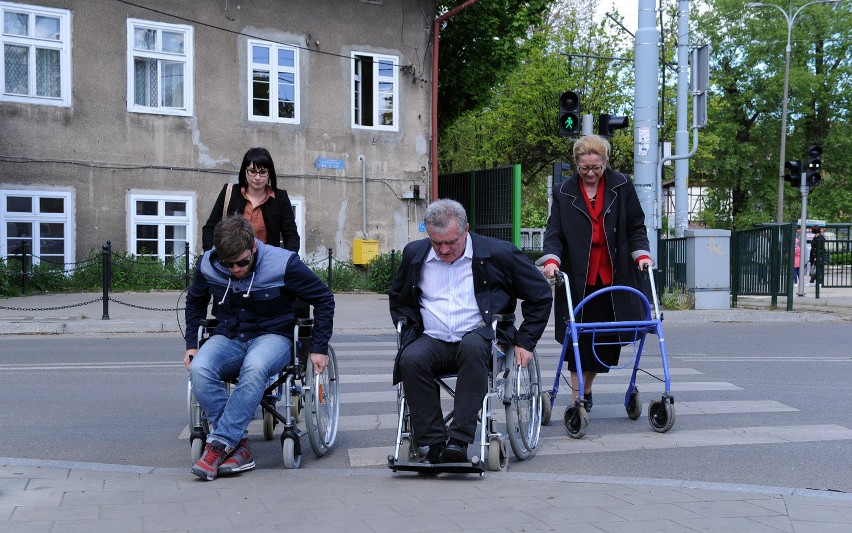 Pokonanie wózkami ulic w Brzeźnie okazało się nie lada...